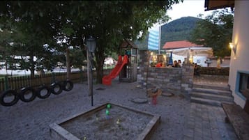 Children’s play area – outdoor