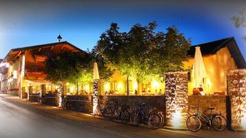 Fassade der Unterkunft â Abend/Nacht