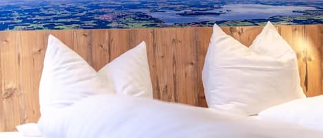 Een bureau, gratis wifi, beddengoed