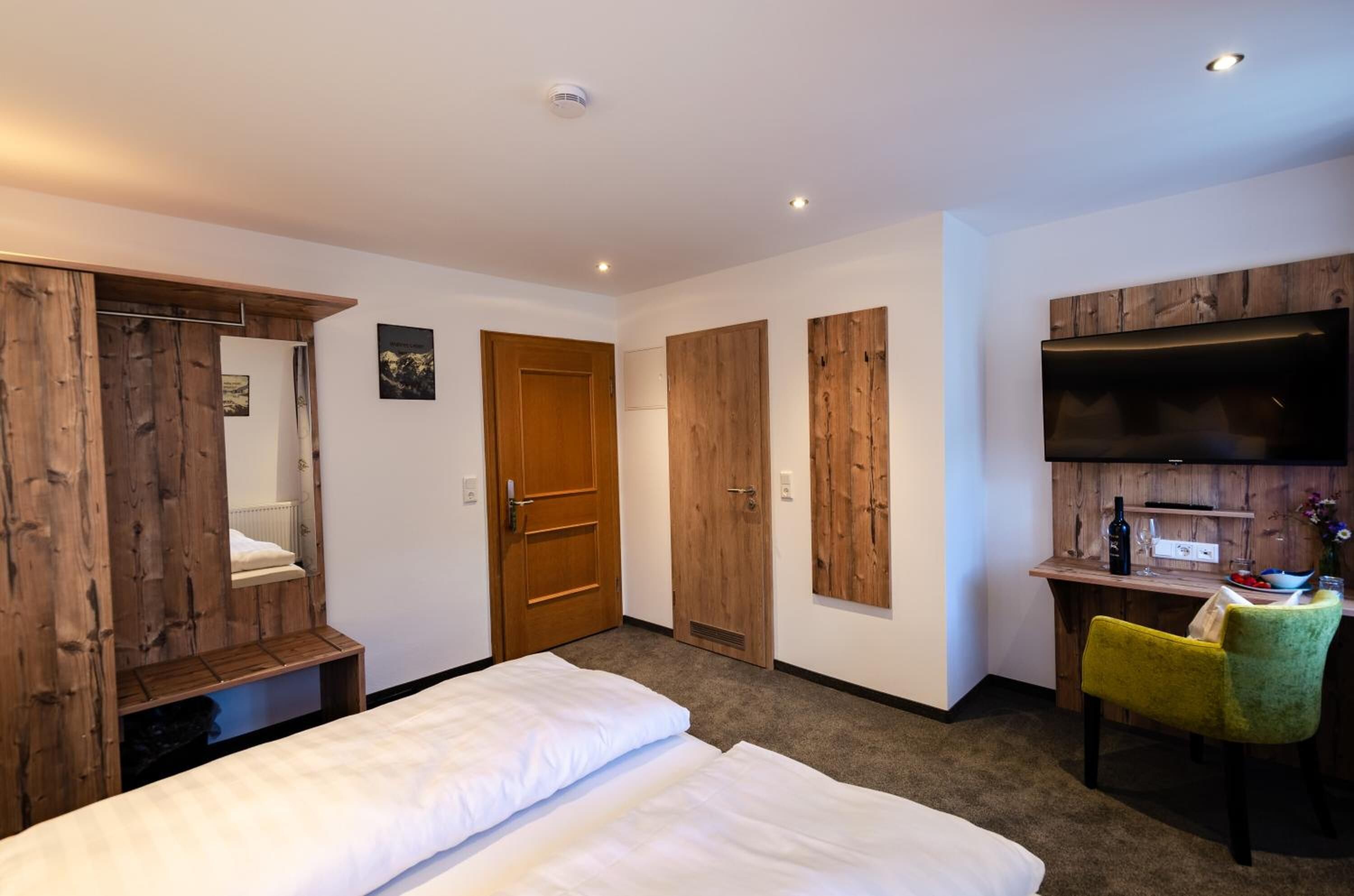 1 bedroom, desk, free wifi, bed sheets