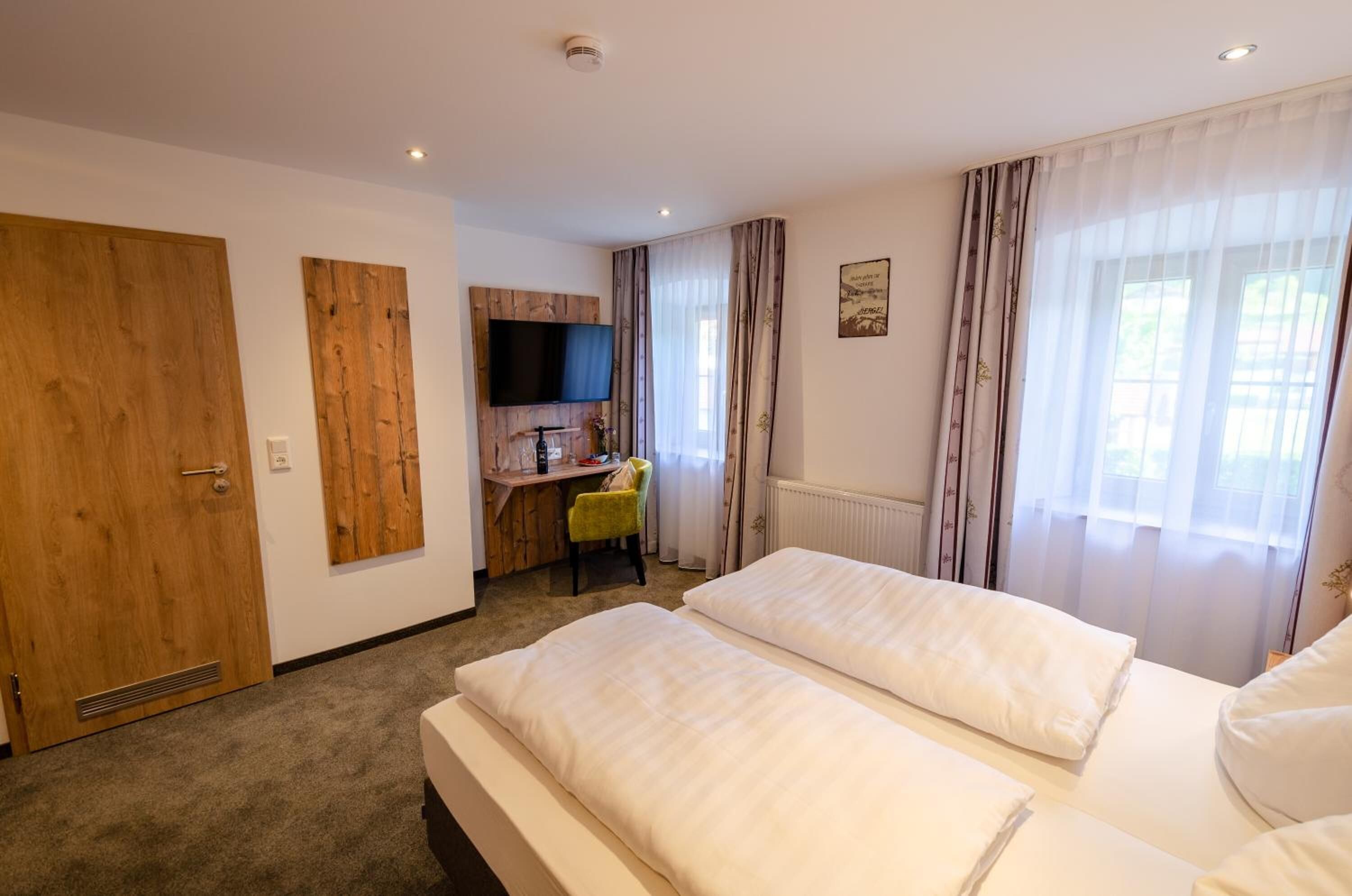 1 bedroom, desk, free wifi, bed sheets