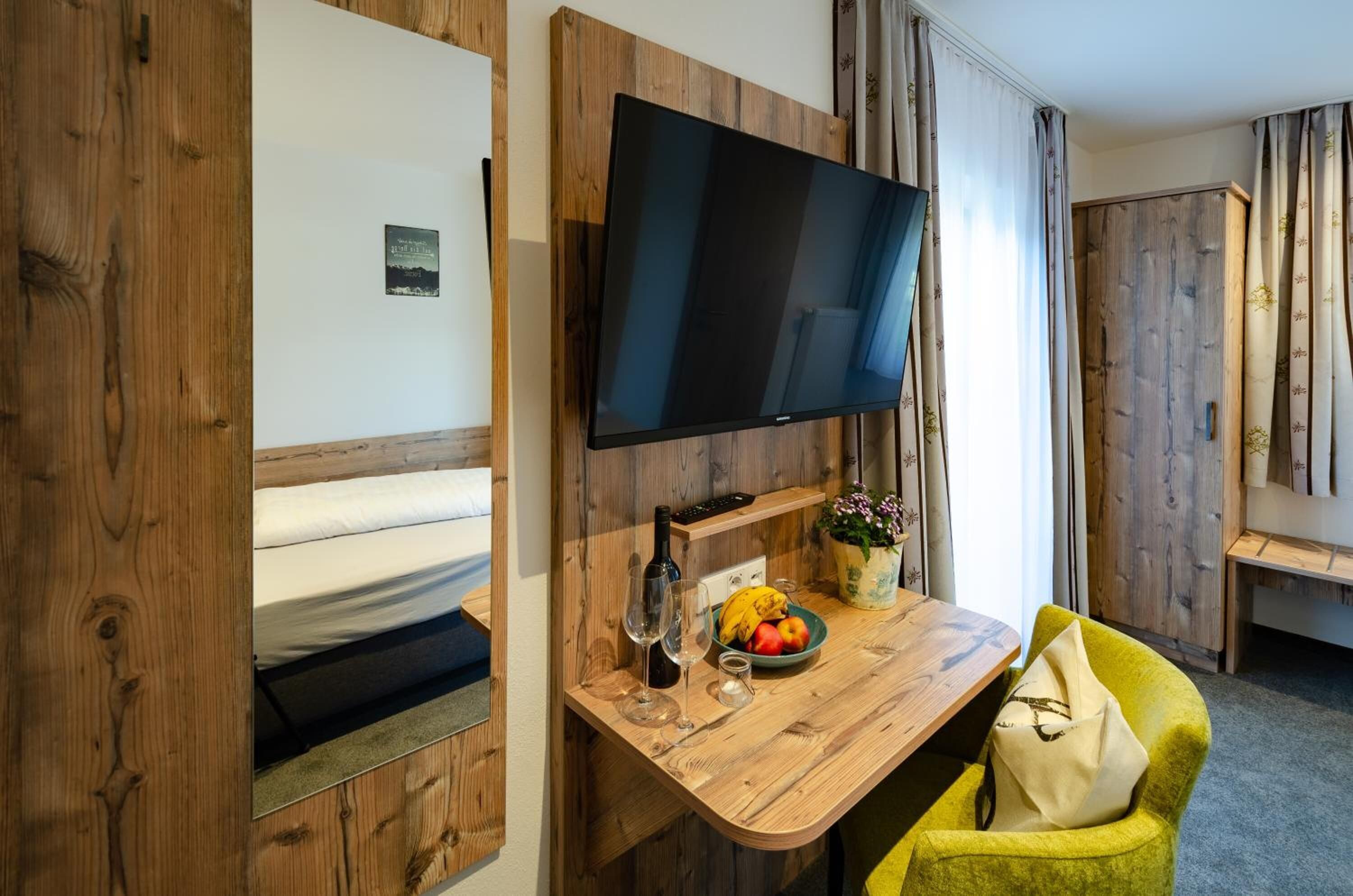 1 bedroom, desk, free wifi, bed sheets