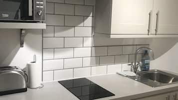 Lemari es, microwave, mesin pembuat kopi/teh, dan ketel listrik