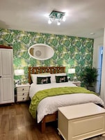 Tabla de planchar con plancha, wifi gratis y ropa de cama 