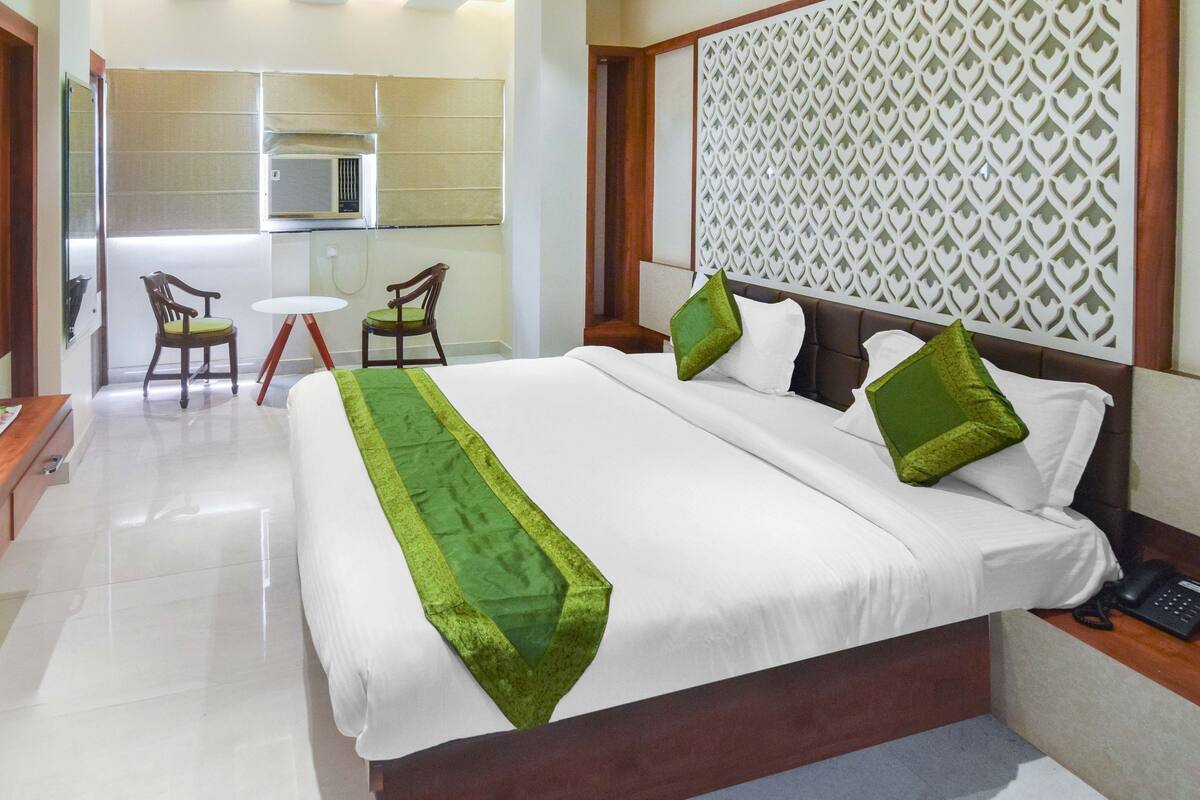 Desk, rollaway beds, free WiFi