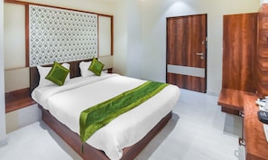 Desk, rollaway beds, free WiFi