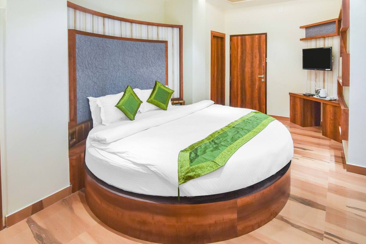 Desk, rollaway beds, free WiFi