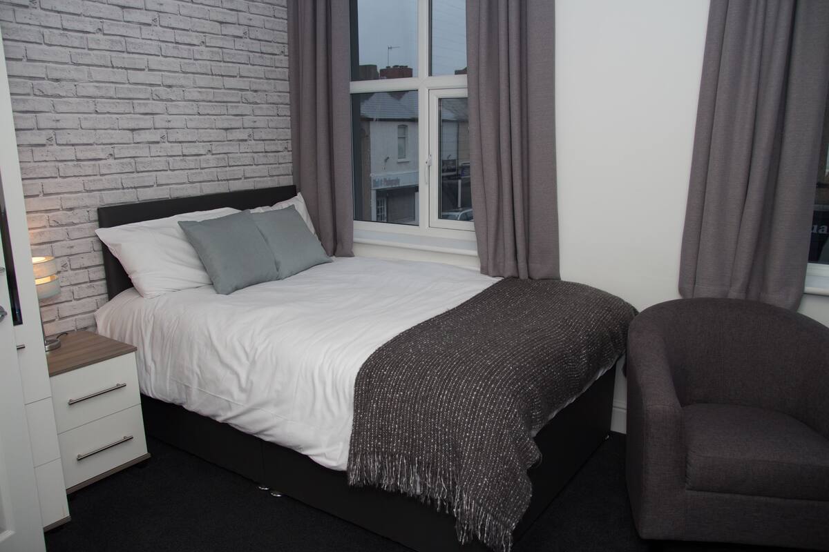 Desk, WiFi (free), bed sheets