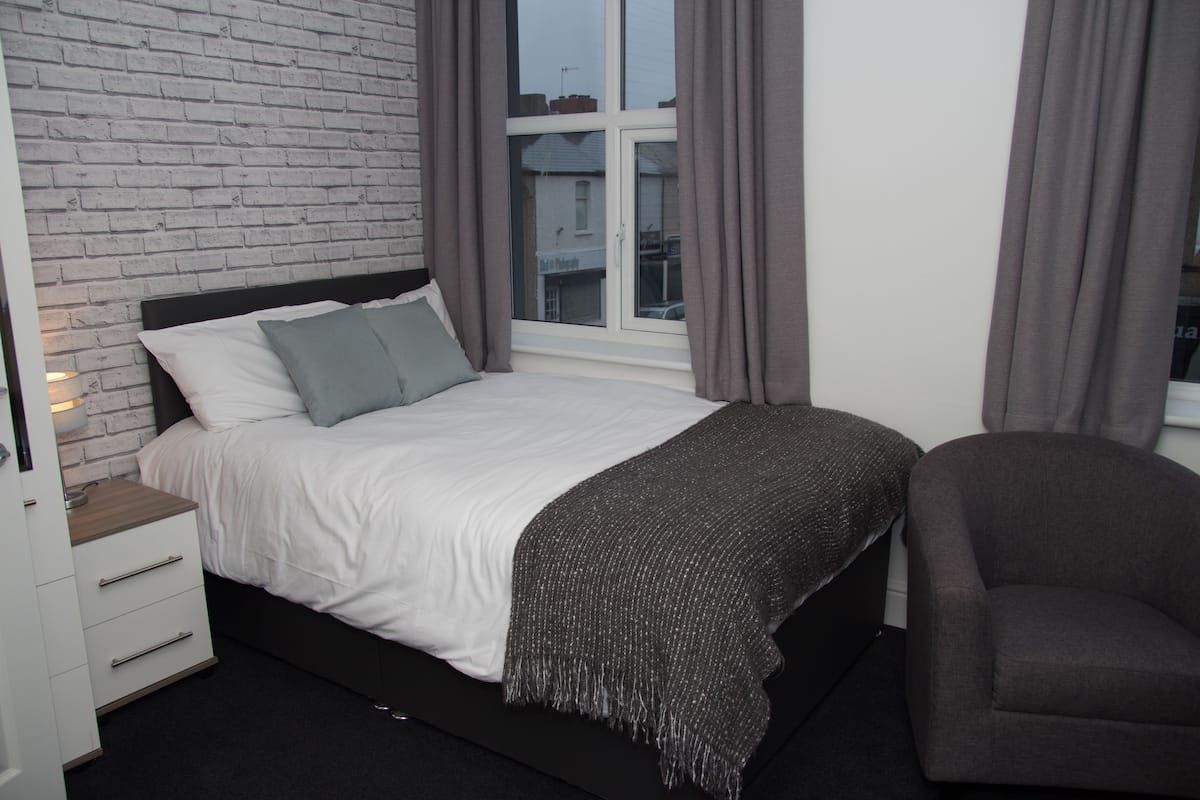 Desk, free WiFi, bed sheets