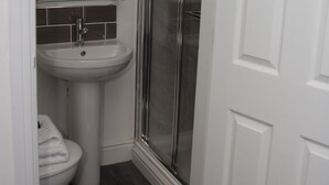 Shower, free toiletries, hair dryer, towels - Crystal Palace (Barrow-in-Furness)