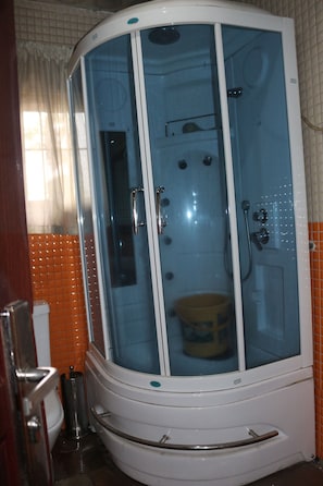 Business Suite | Bathroom | Free toiletries, towels - Albert Suites (Uyo)