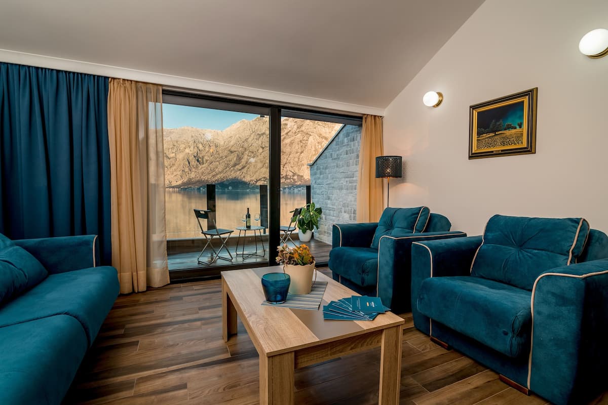 Deluxe Apartment, 1 Bedroom, Sea View, Beachfront (3) | Living area | LCD TV