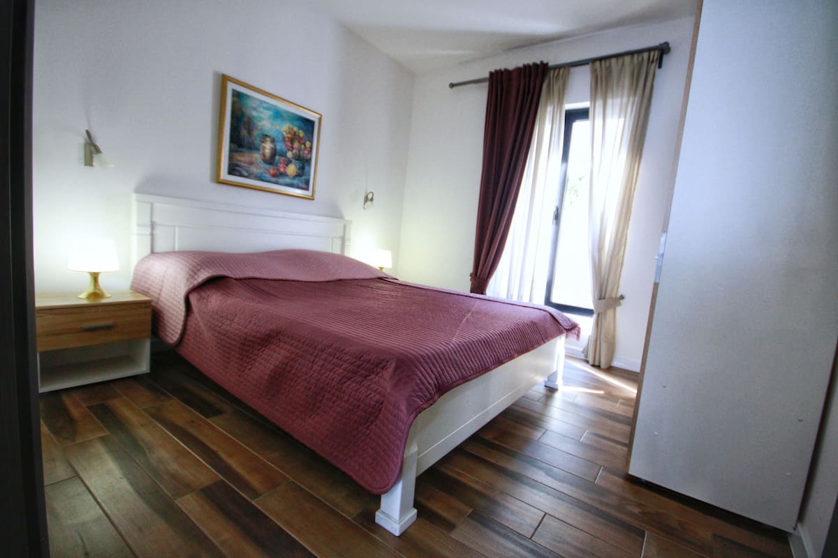 Deluxe Apartment, 1 Bedroom, Sea View, Beachfront (2) | 1 bedroom, iron/ironing board, cribs (free), WiFi (free)