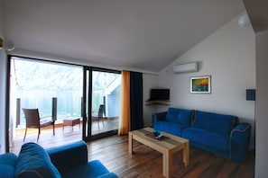 Deluxe Apartment, 1 Bedroom, Sea View, Beachfront (4) | Living area