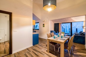 Deluxe Apartment, 1 Bedroom, Sea View, Beachfront (3) | In-room dining