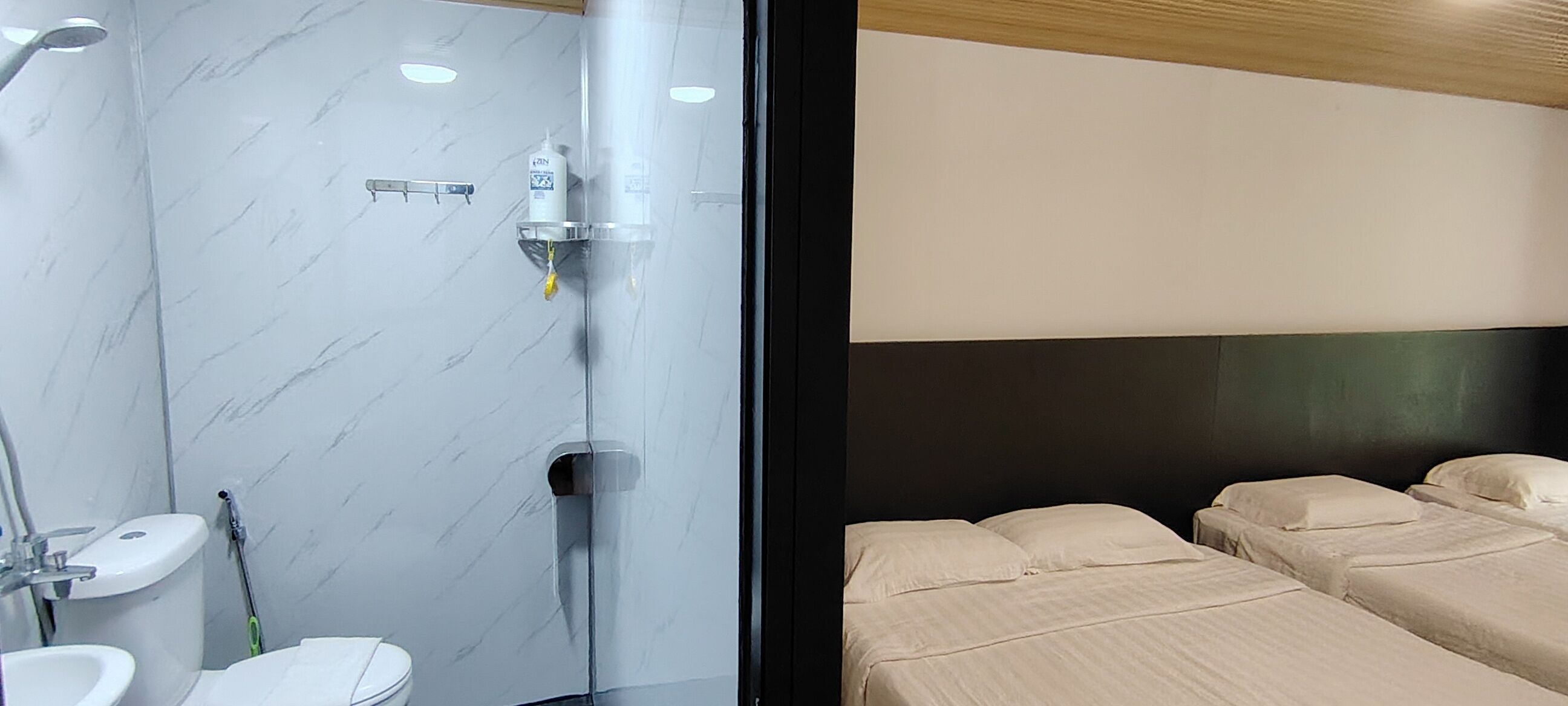 Habitación cuádruple familiar, varias camas, vista a la montaña | Baño | Regadera, regadera tipo lluvia, amenidades de baño gratuitas 