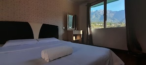 Casa familiar | Cortinas blackout, tabla de planchar con plancha y ropa de cama 