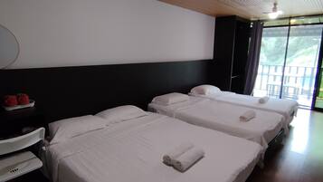 Family Quadruple Room, Berbilang Katil, Mountain View | Langsir/tirai gelap terus, seterika/papan seterika, cadar katil