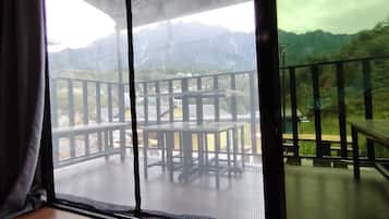 Quarto quádruplo família, várias camas, vista para a montanha | Vista da sacada