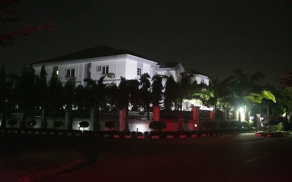 Façade de l’hébergement - soirée/nuit