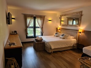 Superior-Zimmer | Hochwertige Bettwaren, Minibar, Zimmersafe, individuell dekoriert