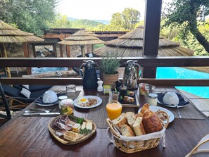 朝食 (フル ブレックファスト)、毎日提供 (無料)