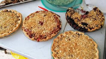 Cuatro tartas con cobertura desmenuzable sobre una mesa.