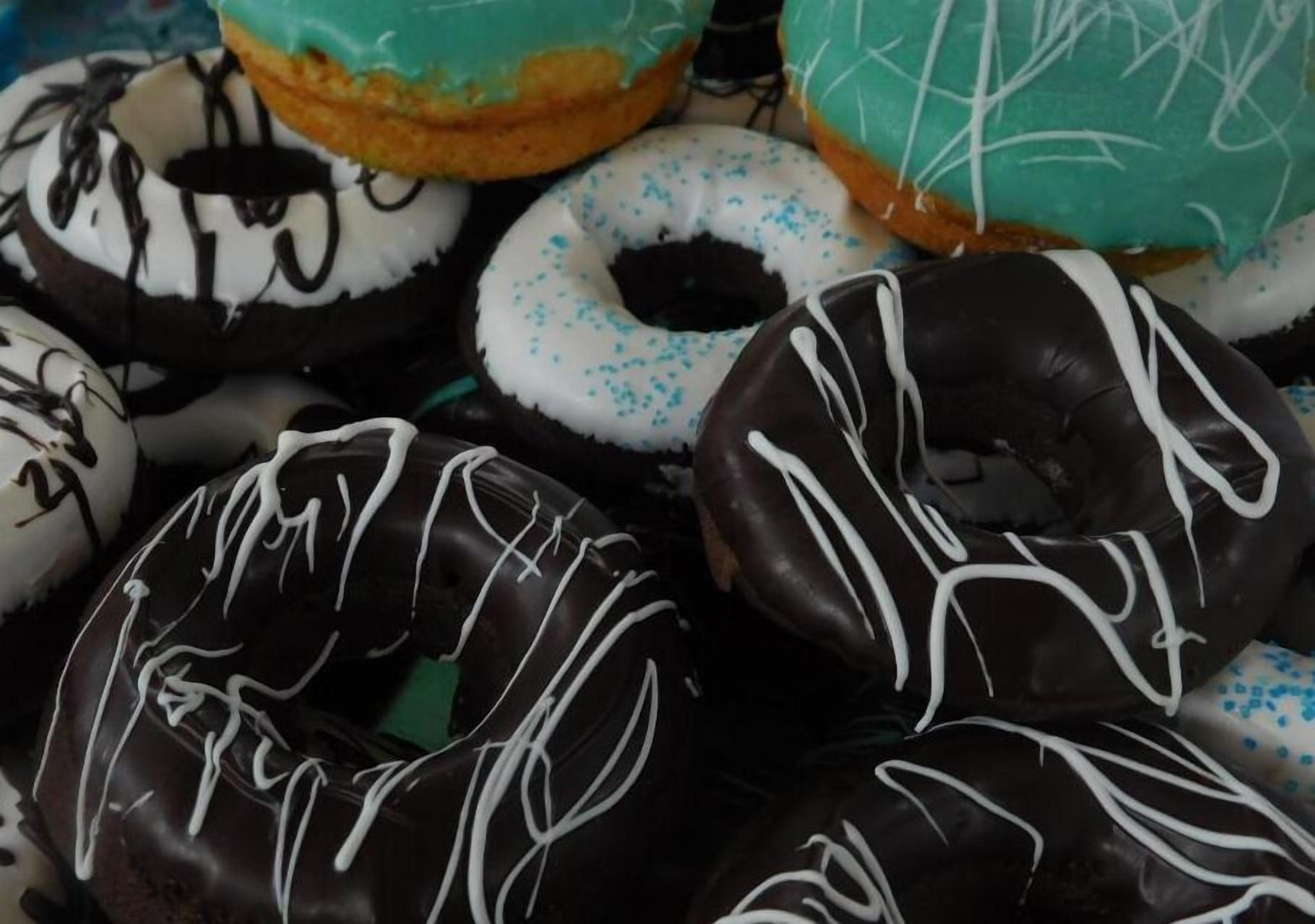 Verschiedene Donuts mit unterschiedlichen Toppings und Farben.