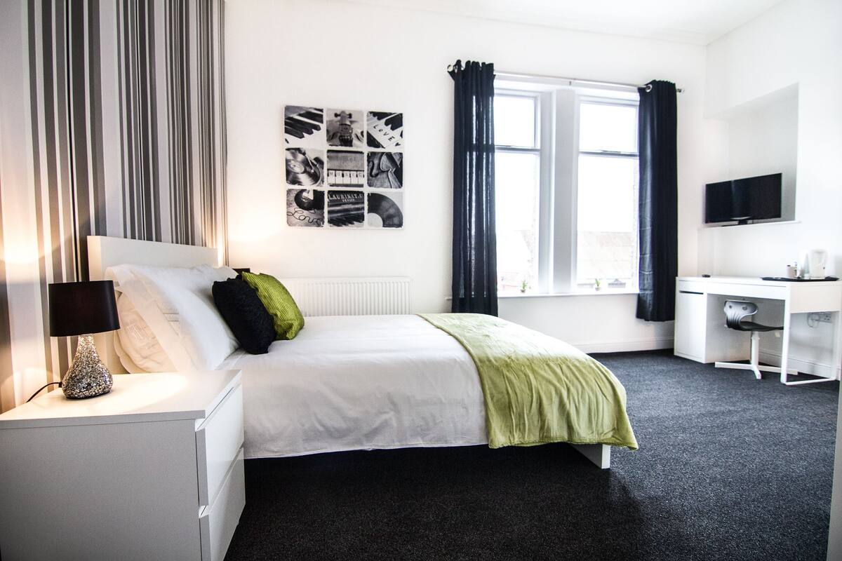 Desk, free WiFi, bed sheets