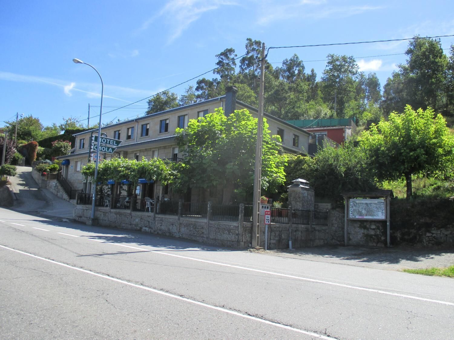 Un bâtiment à deux étages, sur lequel on peut voir une enseigne indiquant la présence d’un motel et d’un restaurant.