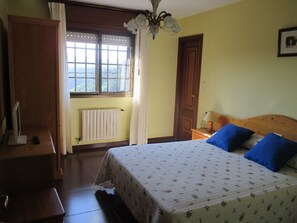 Superior Double Room | Premium bedding, down comforters, desk, laptop workspace - Hotel Chola (Cerdedo-Cotobade)