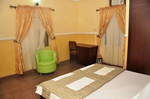 Luxe beddengoed, een kluis op de kamer, een bureau, beddengoed