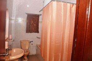 Duschwanne, Komfortbadewanne, kostenlose Toilettenartikel, Handtücher