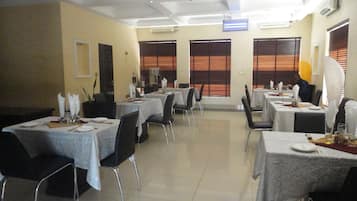 Café da manhã com buffet grátis todos os dias