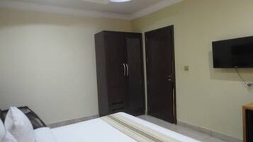 1 habitación, caja de seguridad en la habitación y escritorio