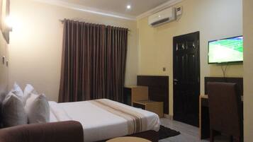 Deluxe Room | 1 bedroom, in-room safe, desk, laptop workspace
