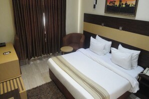 1 soverom, safe på rommet, skrivebord og skrivebord for bærbar PC