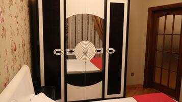 1 habitación, minibar, escritorio y tabla de planchar con plancha