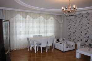 Flat-screen TV, fireplace, Netflix - Al Khaleej City Center Apr (Baku)