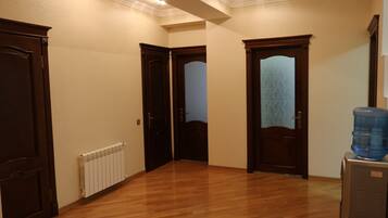 Apartamento premium, 3 quartos, vista para o mar | 1 quarto, frigobar, escrivaninha, ferros/tábuas de passar roupa