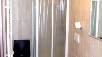 Ein Badezimmer mit Dusche, Toilette und Waschbecken.