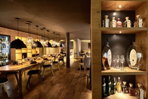 Serveert lunch en diner, lokale gerechten