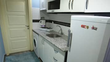 Refrigerador con freezer, microondas, placa de cocina
