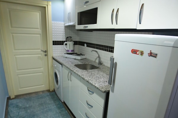 Comfort Studio Suite | Private kitchen | Full-sized fridge, microwave, stovetop, cookware/dishes/utensils
