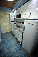 Comfort Studio Suite | Private kitchen | Full-size fridge, microwave, stovetop, cookware/dishes/utensils