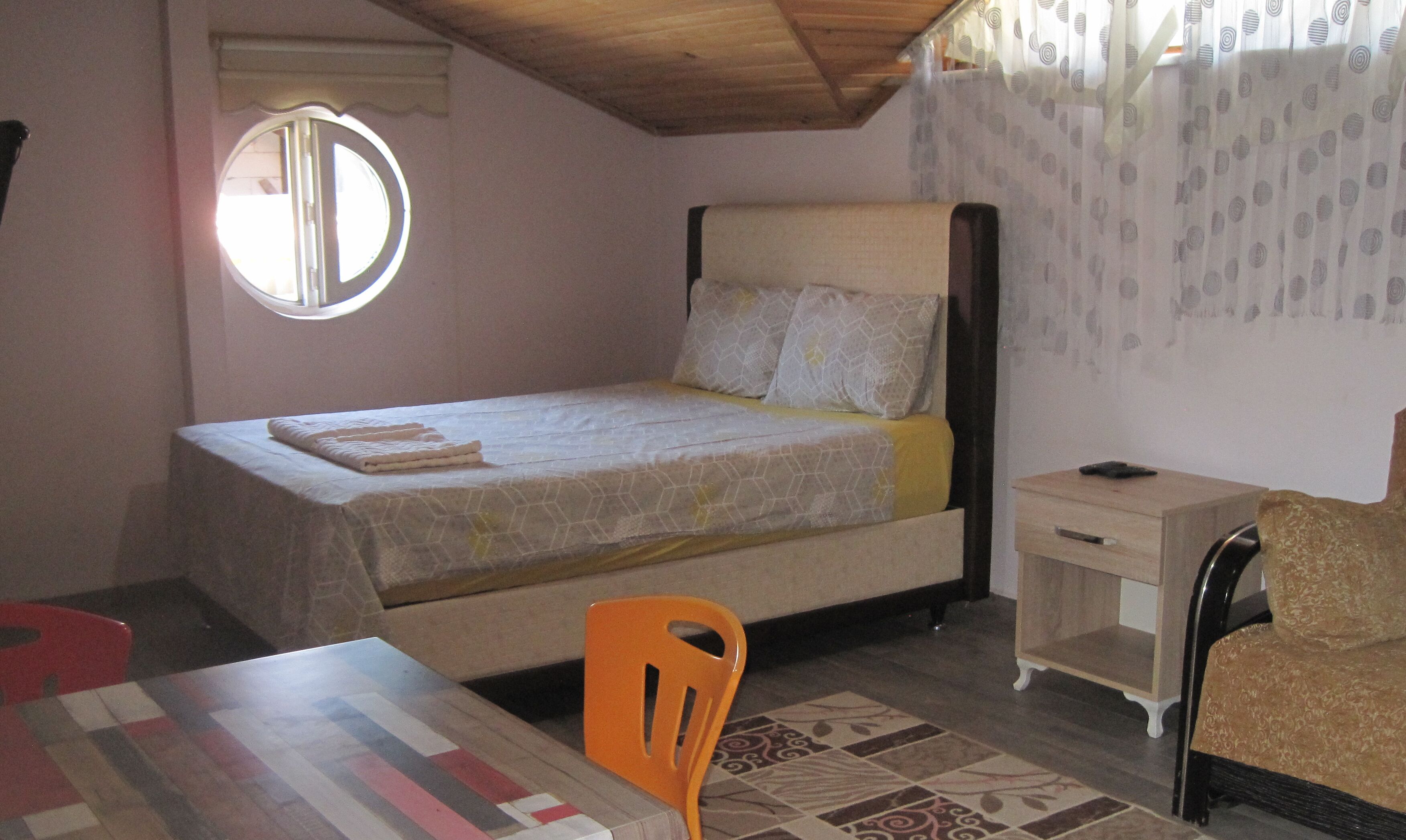 Una habitación pequeña y acogedora con cama, escritorio y silla.