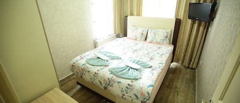 1 habitación, ropa de cama de alta calidad y escritorio