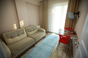 Comfort Apartment, 1 Bedroom, Kitchen, City View | Living room | 55-cm LCD TV with satellite channels, TV, heated floors - Bella Suit Konaklama (Isparta)