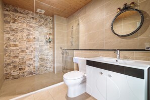Deluxe Double Room, Balcony, Park View | Bathroom
