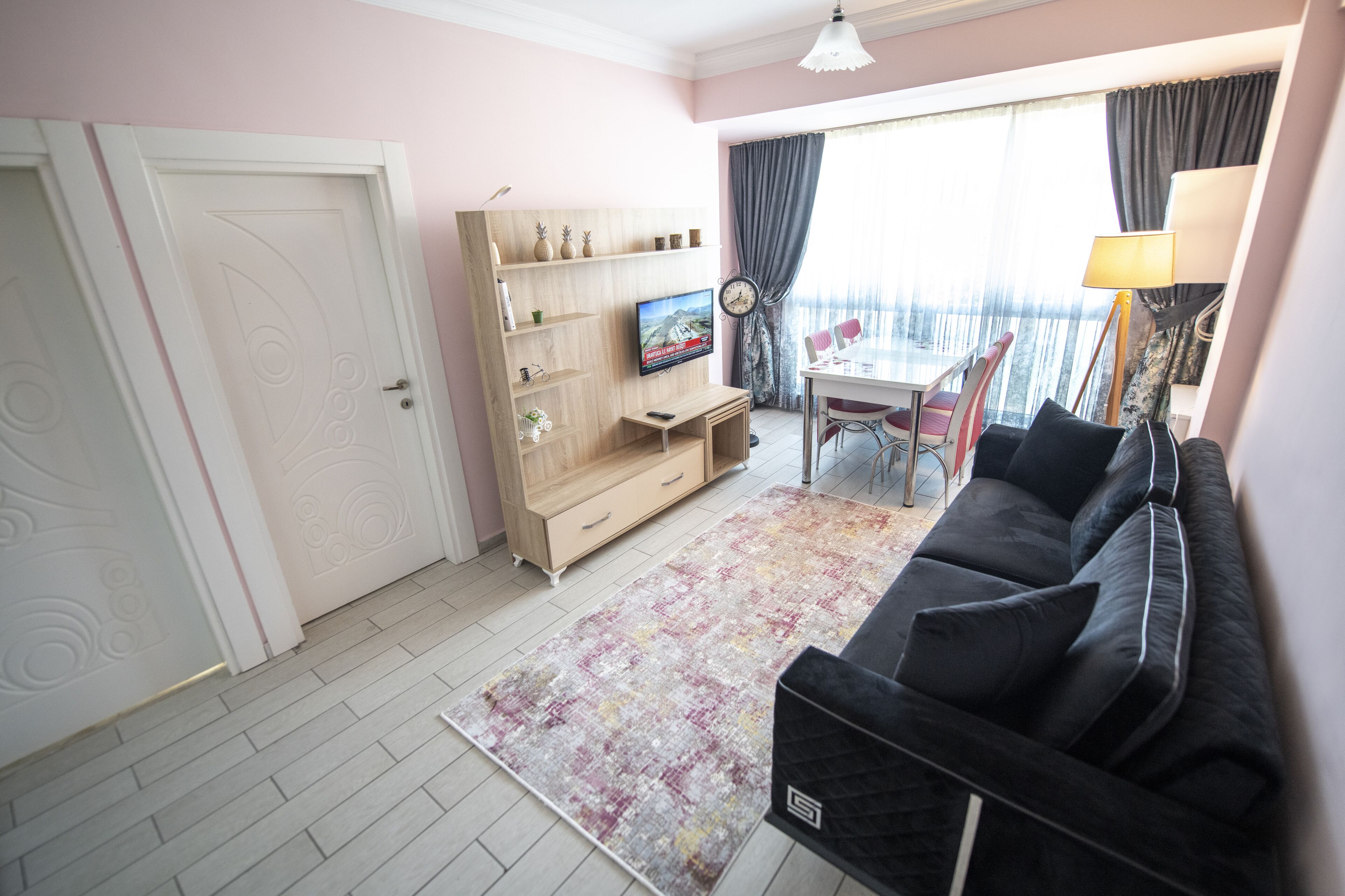 Deluxe-huoneisto, 1 makuuhuone | Oleskelualue | LCD-televisio